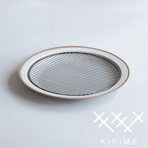 美濃燒橢圓形瀝油餐盤，附黑色金屬網架，盤緣為淺棕色與白色漸層設計。