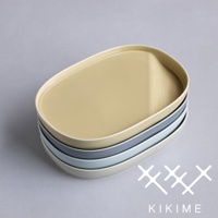 疊放著四個淺色波佐見燒橢圓形主菜盤，頂部為淺黃色，下方依序為淺灰、淺藍及米白色。