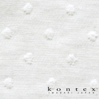 白色無撚紗質地，表面佈滿立體水玉點點織紋，材質輕柔透氣。