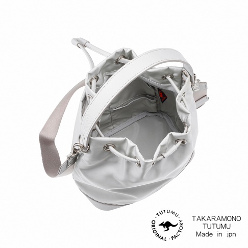 TUTUMU 抽繩水桶包，白色皮革提把和肩帶，灰色織物肩帶，內部有分隔，Made in jpn。