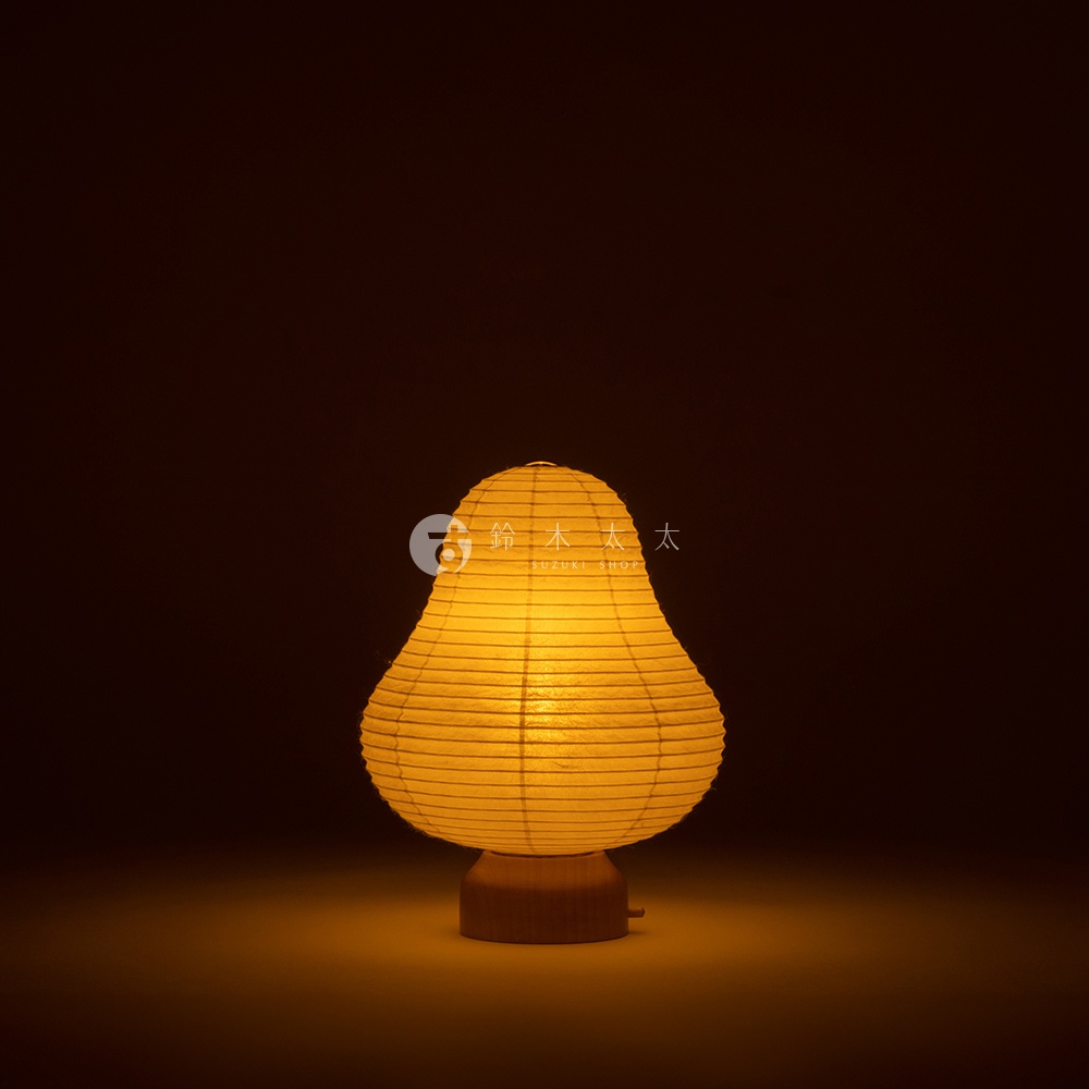 八女迷你裝飾提燈，燈罩為米白色紙質，帶有細緻的橫向紋理，整體呈水滴狀。燈座為淺木色圓柱形。