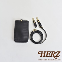 黑色皮革手機包，附有可拆卸、可調節的肩帶和金屬扣環，以及兩個皮革掛繩。