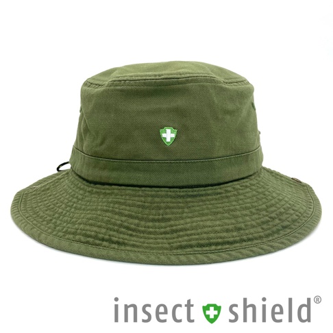 綠色戶外機能漁夫帽，帽緣有縫線紋路，側面有調整繩，帽身正面繡有綠色加號盾牌標誌。