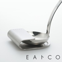 銀色不鏽鋼湯杓座，湯杓置於座上，湯勺部分被座的彎曲部分托住，座上有品牌標誌。