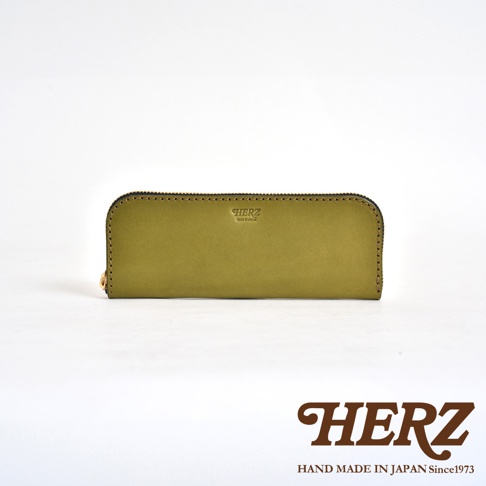 一個橄欖綠色的皮革長夾，表面有壓印的品牌標誌，拉鍊為金色。