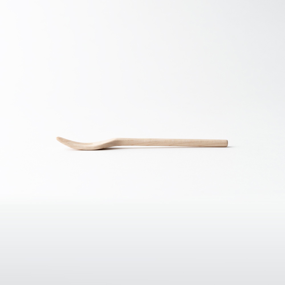 淺色楓木製點心叉，一端有彎曲的叉頭，另一端為平坦的握柄。
