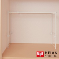 白色金屬雙向可伸縮置物架，帶有連接處的橫桿，兩側有垂直支架，底部有可調節的扣件。