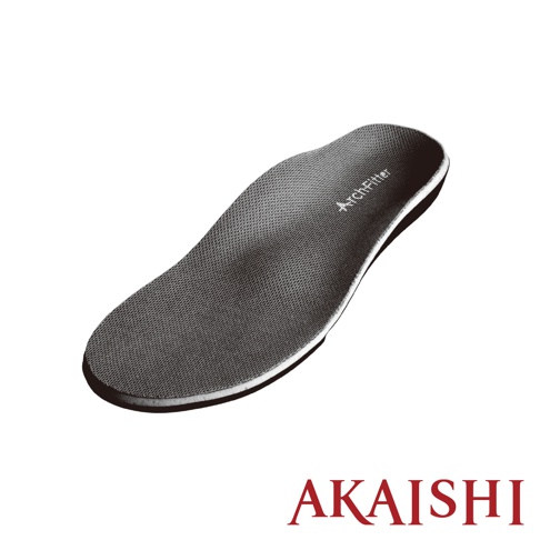 W雙重機能足弓減壓鞋墊，鞋墊為深灰色，表面有網格紋理，邊緣為白色。鞋墊上有「ArchFitter」字樣。