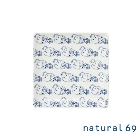 白色方形陶瓷餐盤，印有藍色線條繪製的條紋鮟鱇魚圖案，圖案重複排列。