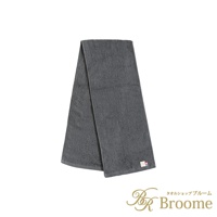 一條深灰色今治純棉掛脖毛巾，對折展示，材質柔軟，邊緣有品牌標籤。