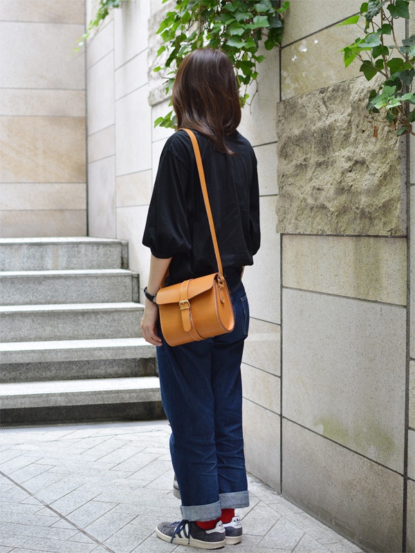 職人手作皮革皮扣單肩包 (CP-38)，淺棕色，圓潤造型，附有皮質翻蓋與金屬釦環，可斜背。