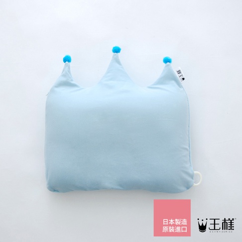 淺藍色嬰兒皇冠造型枕，柔軟絨毛材質，頂部有三個藍色小絨球裝飾。