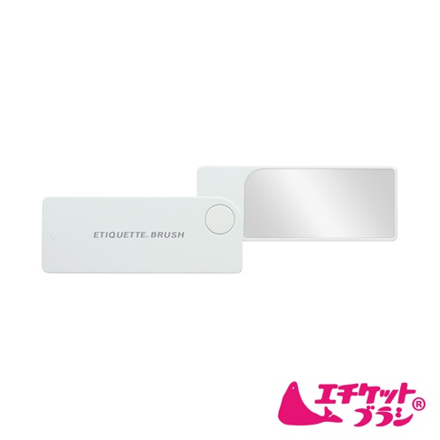 白色長方形免耗材隨身衣物除塵刷，一側印有「ETIQUETTE BRUSH」字樣與圓形按鈕，另一側嵌入一面鏡子。