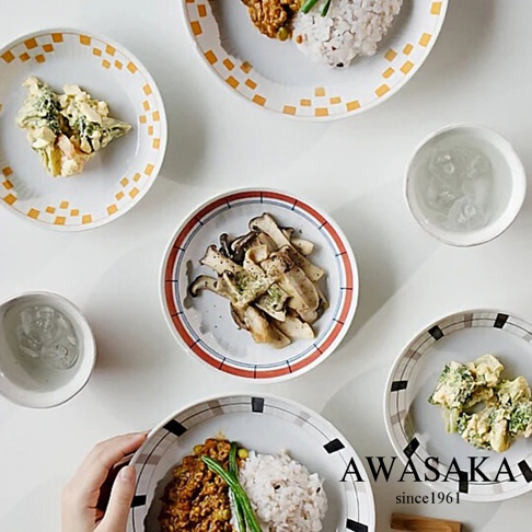 Antico Line 西歐復古甜點配菜盤五件組，白色陶瓷盤，邊緣飾有橘色、紅色或灰黑色格紋與線條設計，盛裝沙拉、炒菇、咖哩飯等料理，搭配一杯冰水。