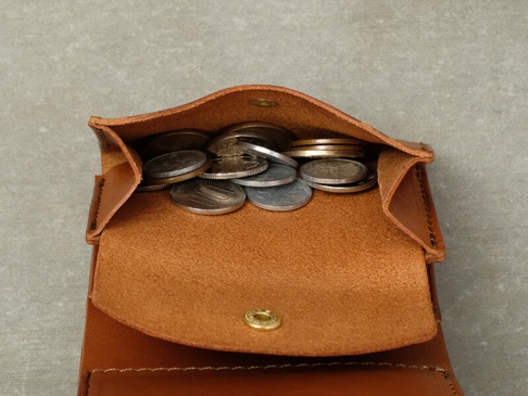 職人手作皮革Organ迷你短夾，焦糖棕色，內有各式硬幣，皮革紋理清晰，附有金色按釦。