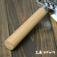 不鏽鋼滾輪斷筋器，配有圓柱形淺木色木柄，前端連接金屬滾輪結構。