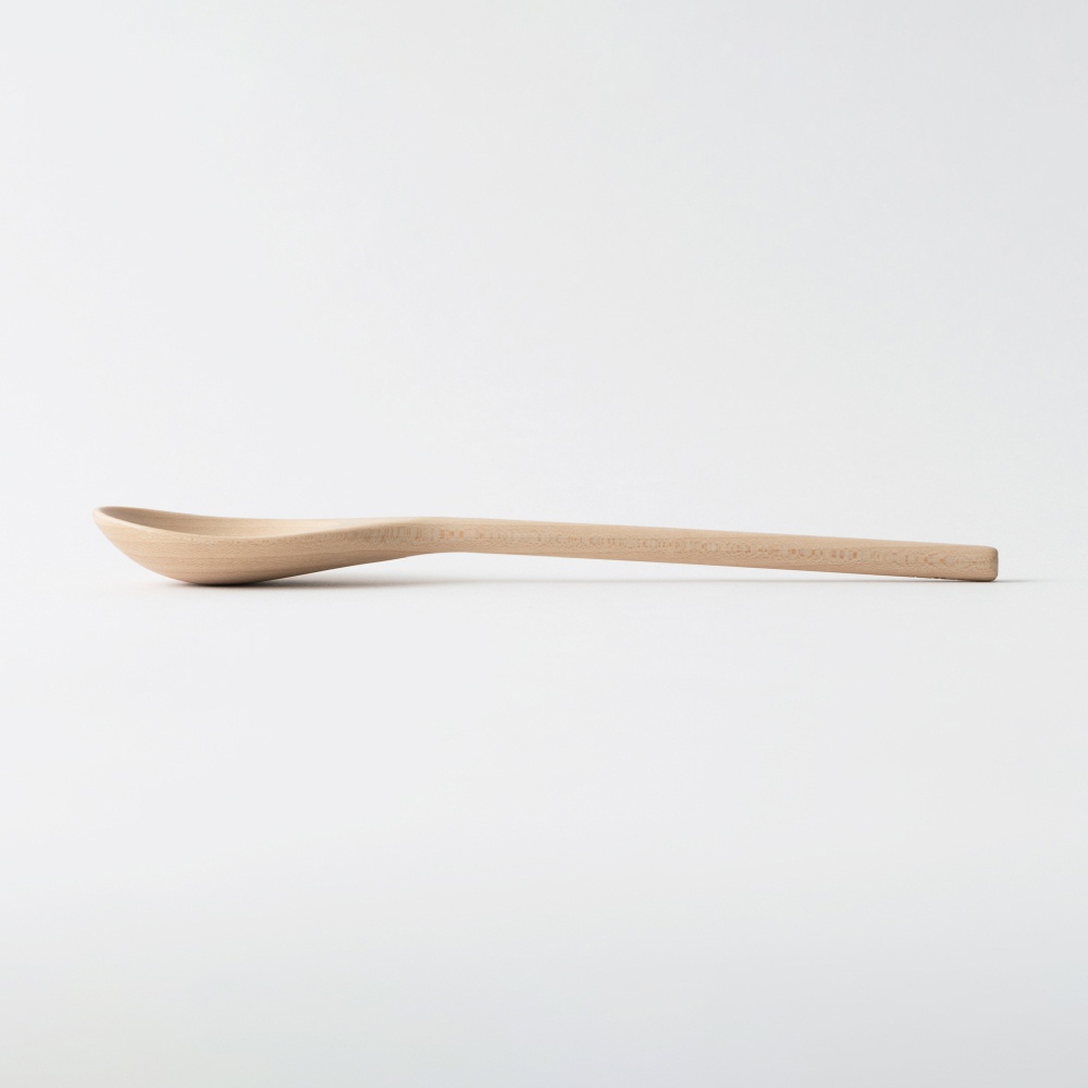 淺色楓木湯匙，一體成形，湯匙頭圓潤，手柄修長，呈現自然木紋。