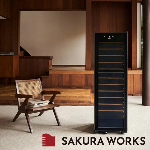 LX63 -2℃ 雙溫酒櫃，黑色外觀，配備玻璃門和多層木製層架，可容納多瓶酒。