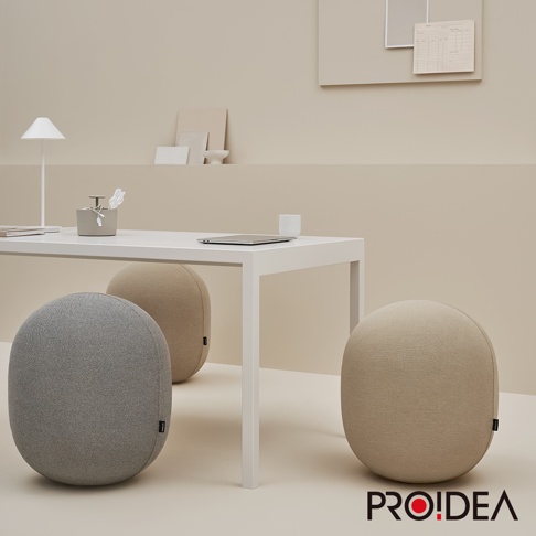 兩個MALLOW Knit收納彈力平衡球，一個為灰色，一個為淺褐色，皆為圓潤的橢圓形，外層為針織材質，置於白色桌子旁邊。