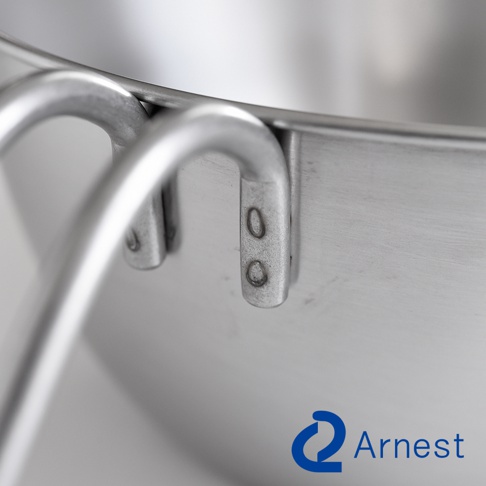 Arnest 品牌標誌和不鏽鋼調理碗的特寫