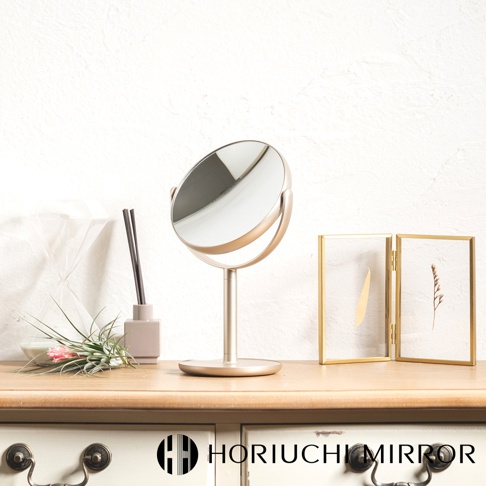 NAPURE 桌上型香檳金化妝圓鏡，7倍放大，鏡面圓形，可調整角度，金屬材質，搭配簡約的底座，呈現質感。