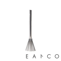 日製料理小刷，銀色金屬材質，細長刷柄，末端為扇形展開的銀色細絲刷頭。