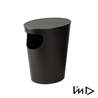 黑色圓柱形儲物垃圾桶，配有傾斜的頂蓋和側面的開口投遞孔，材質為塑膠。