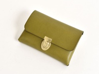 橄欖綠皮革製成的手工小卡片收納夾，帶有金色金屬鎖扣。