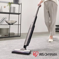 銀灰色與黑色充電式輕巧多功能吸塵器 SCD-160P，主機身有透明集塵筒，搭配銀色吸頭，置於灰色地毯上。