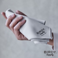 一隻手拿著一塊淺灰色、超細纖維材質的廚房擦拭巾，上面印有黑色「BIRDY. Supply」Logo。