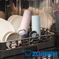 兩支0.6L不鏽鋼真空吊環保溫保冷杯，一支為粉紅色，一支為淺藍色，皆有水滴。杯蓋為灰色，與杯身分離。杯子放在洗碗機架上，旁邊有其他碗盤。