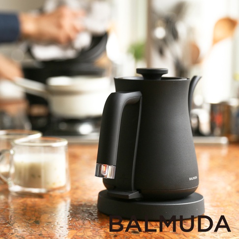 The Pot 絕美手沖壺，黑色霧面質感，鵝頸式壺嘴設計，配有黑色防滑手柄，底部有指示燈。