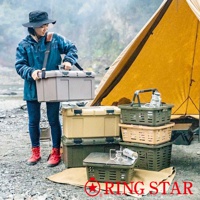 數個不同顏色（卡其色、軍綠色、灰色）的塑膠收納箱，堆疊擺放，其中一個灰色箱子由一位身穿藍色迷彩外套、頭戴黑色漁夫帽的女性提起。背景為黃色帳篷與戶外場景。