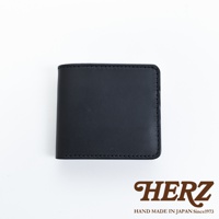 職人手作皮革二折橫式小短夾，黑色光滑皮革，簡約設計，縫線精緻。