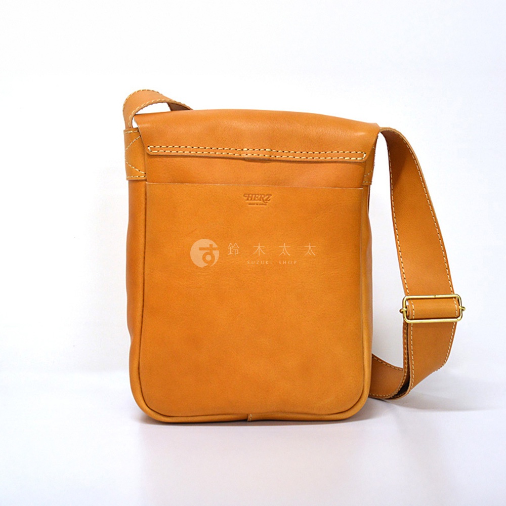 日本HERZ職人手作皮革軟皮直式斜背包，焦糖色，附可調式寬背帶。