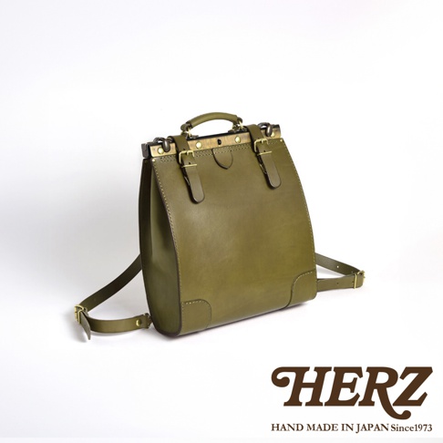 橄欖綠色職人手作皮革復古口金後背包，設有金色金屬扣環和可調節皮革肩帶。