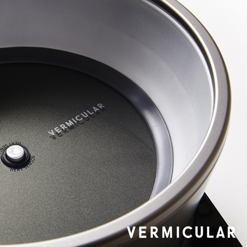 日本Vermicular mini IH鑄鐵鍋內部特寫，展示鍋底的「VERMICULAR」品牌標誌、金屬感黑色塗層及銀色感應器。鍋身內側為淺灰色。