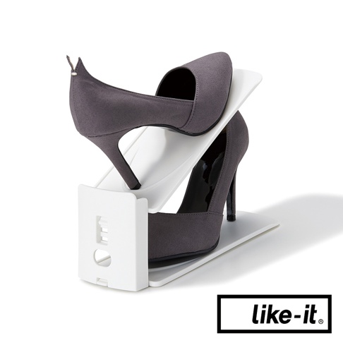 白色塑膠製三段可調節雙層收納鞋架，展示一雙灰色絨面高跟鞋，鞋架呈傾斜設計，方便收納。