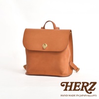 職人手作皮革翻蓋迷你後背包，經典棕色，簡約設計，配有金色旋轉鎖扣及可調節皮革背帶。