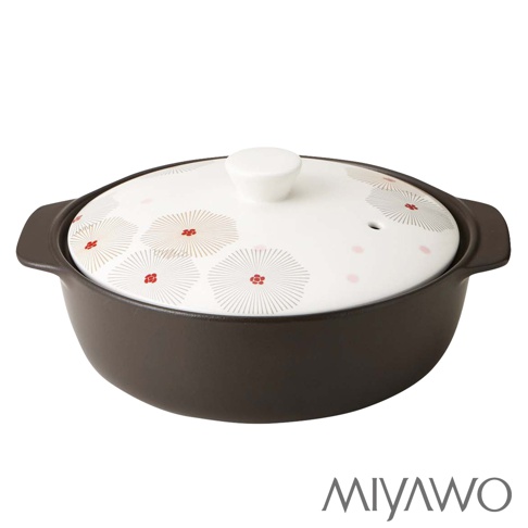 深棕色陶土湯鍋，配有白色鍋蓋，鍋蓋上印有「小春日和」風格的放射狀花紋，花紋為淺灰色、粉色和紅色，鍋身兩側有把手。