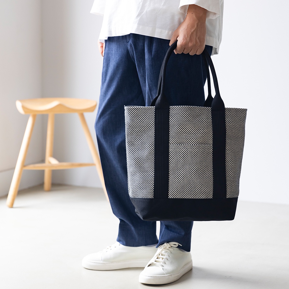 三河木綿刺子織OBI托特包，黑色底部和提把，主體為白色與黑色格紋圖案，側面有黑色織帶裝飾。
