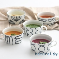 五個附耳的白色陶瓷湯杯，分別盛有黃色、橘色、綠色、紅色和紫色湯品，杯身皆以黑色手繪線條裝飾，風格簡約。