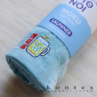 淺藍色薄輕長精繡桑拿浴巾，繡有紅色日文文字與黃色啤酒杯圖案，材質為精緻織物。