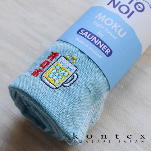 淺藍色薄輕長精繡桑拿浴巾，繡有紅色日文文字與黃色啤酒杯圖案，材質為精緻織物。