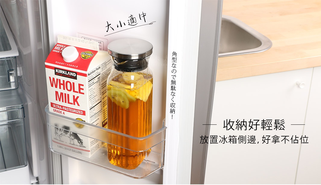 耐熱玻璃方形水壺，裝有琥珀色液體與水果切片，配有銀色不鏽鋼蓋。