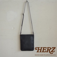 職人手作皮革Organ肩背小方包 G-26 M，黑色，方形簡約設計，配有細長可調式肩帶，整體以皮革材質製作，質感細緻。