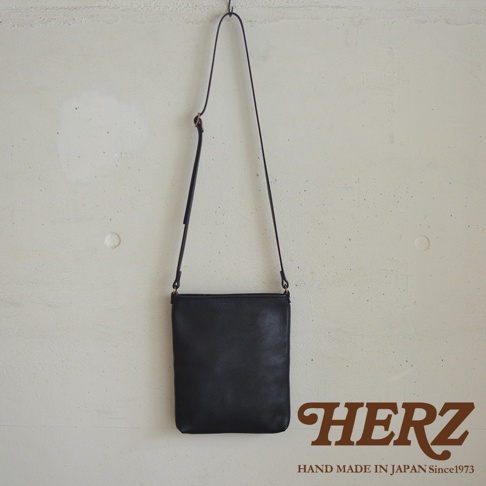 職人手作皮革Organ肩背小方包 G-26 M，黑色，方形簡約設計，配有細長可調式肩帶，整體以皮革材質製作，質感細緻。