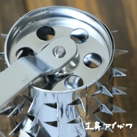 不鏽鋼滾輪斷筋器，帶有尖銳的鋼製刀刃，整體為銀色金屬材質，上部有圓孔設計，並附有金屬手柄。