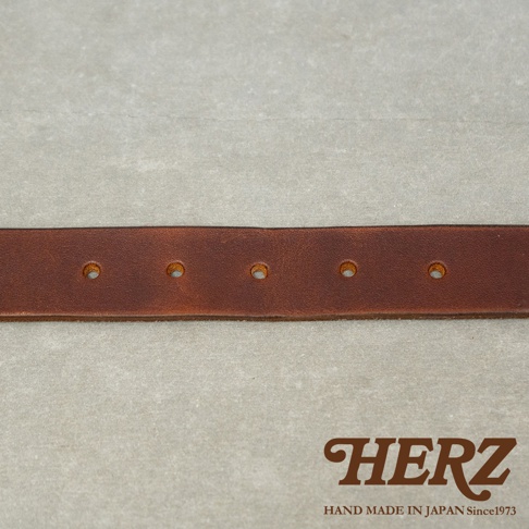 HERZ 品牌 logo，下方為 HAND MADE IN JAPAN Since1973 字樣，搭配皮革製品細節