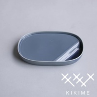 灰藍色波佐見燒橢圓主菜盤，邊緣帶有淺灰邊飾，表面光滑。